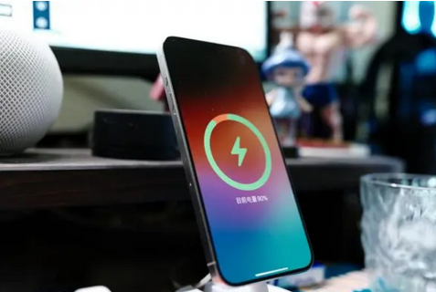 南岳苹果15换屏服务分享用什么充电器给iPhone15充电更好 